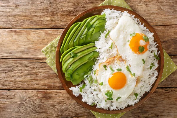 Arroz Con Huevo Frito Vitt Ris Och Ett Stekt Ägg — Stockfoto