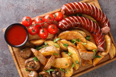 Alman usulü ızgara sosis, patates ve mantar ve ahşap tepside yakın plan sos. Yukarıdan yatay üst görünüm