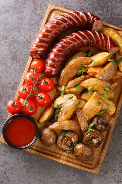 Grilled Sausages Potato Wedges Mushrooms Close Wooden Tray Table Vertical — Foto Stock