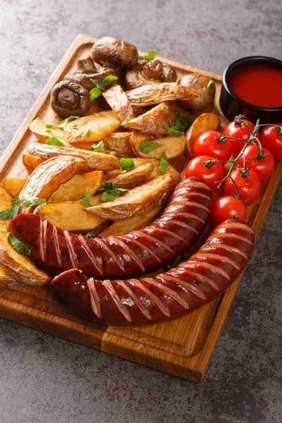 Grilled Sausages Potato Wedges Mushrooms Close Wooden Tray Table Vertica — Stock Photo, Image