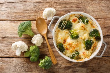 Peynirli kremalı Brokoli Karnabahar Güveci eski masadaki tabağa yakın. Yukarıdan yatay üst görünüm