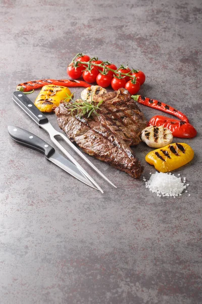Šťavnatý Velký Bone Steak Vařený Grilu Podávaný Grilovanou Zeleninou Zblízka — Stock fotografie
