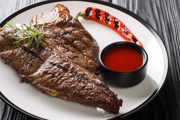 Szaftos Nagy Bone Steak Fűszerekkel Grillezve Paradicsomszósszal Chilivel Egy Tányéron — Stock Fotó