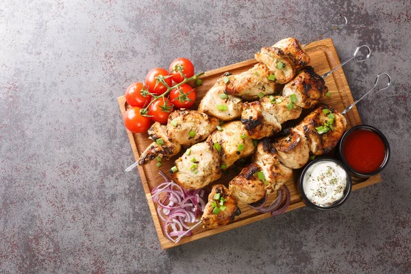 Juicy Grilled Chicken Skewers Fresh Vegetables Two Sauces Close Wooden — Stockfoto