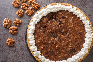 Kentucky tatlısı, Amerikan çikolatalı cevizli turta, yanında krem şantili pasta, masanın üstünde. Yukarıdan yatay üst görünüm