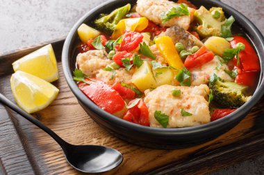 Biberli, patatesli, bezelyeli, soğanlı, brokolili ve domatesli diyet balık güveci. yatay