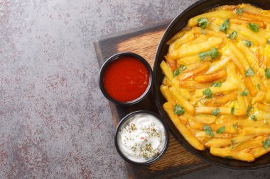 Zege Chips Mayai ünlü bir Tanzanya sokak yiyeceğidir. Yukarıdan yatay üst görünüm