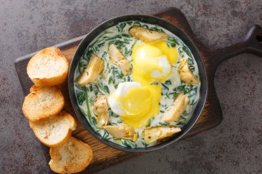 Sardou yumurtaları enginar, ıspanak ve hollandaise soslu haşlanmış yumurtadan yapılır. Yukarıdan yatay üst görünüm