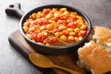 Fas Loubiası ahşap tahtanın üzerindeki kasenin içinde haşlanmış beyaz fasulyelerden oluşan geleneksel bir yemektir. Yatay