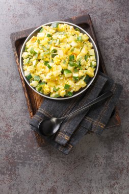 Zarangollo, masadaki tabakta çırpılmış yumurta, soğan ve kabakla yapılan geleneksel İspanyol yumurtası tabağıdır. Yukarıdan dikey üst görünüm