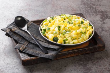 Zarangollo İspanyol usulü omlet ve kabak. Masadaki tabağa yakın geleneksel murciano tapas tabağı. Yatay