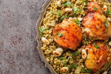 Groats Freekeh 'in tavuklu hali masadaki tabağa yakın yuvarlak bir Arap yemeğidir. Yukarıdan yatay üst görünüm