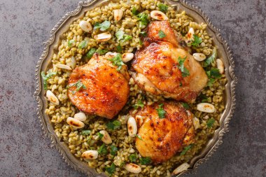 Masada kızarmış tavuk ve badem kapaklı geleneksel Suriye Freekeh tabağı. Yukarıdan yatay üst görünüm