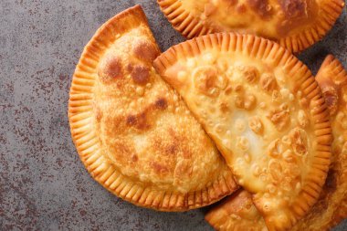 Chebureki, içinde öğütülmüş et ve soğan bulunan bol yağda kızartılmış bir turta. Yukarıdan yatay üst görünüm