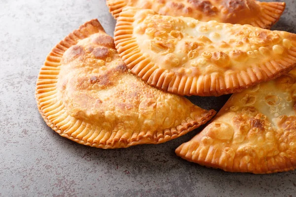 Chebureki Salta Omsättningar Som Definitionen Slavisk Komfort Mat Nära Tabellen — Stockfoto