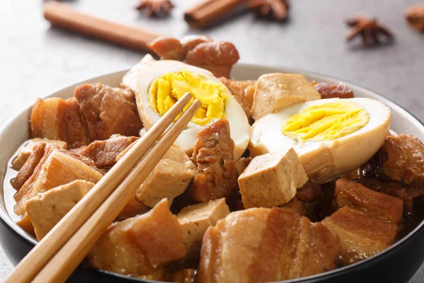 Kai Thai Duszony Brzuch Wieprzowy Jajkami Zbliżeniem Tofu Misce Stole — Zdjęcie stockowe