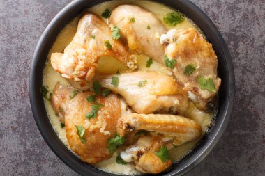 Shkmeruli, masadaki kil tencerede yavaşça kaynatılmış süt ve sarımsak karışımı ile geleneksel bir Gürcistan yemeğidir. Yukarıdan yatay üst görünüm