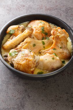 Shkmeruli tavuğu süt ve sarımsak ile pişirilmiş favori bir kırsal Gürcü yemeğidir. Dikey