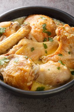 Shkmeruli chkmeruli Gürcü tavuk ve süt sarımsak sosu masanın üzerindeki tabağa yakın. Dikey