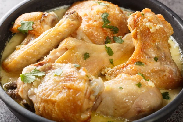 Gürcistan Tavuğu Sütlü ve Sarımsaklı Shkmeruli, masanın üstündeki tencerede yakın plan. Yatay