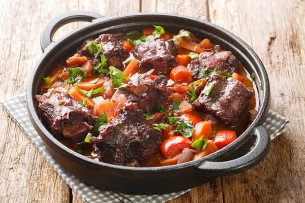 Кухня Южной Испании Rabo Toro Oxtail Stew Красным Вином Крупным — стоковое фото