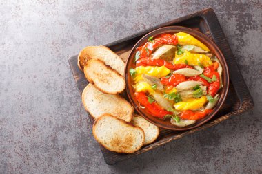 Escalivada Smoky Yavaş Kızarmış Sebzeler Biber, Patlıcan, Soğan yakın plan Masadaki tahta tahtada. Yukarıdan yatay üst görünüm