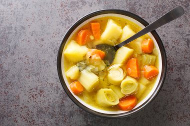 Porrusalda Geleneksel Bask tarifi. Masadaki tabakta patates, pırasa ve havuç var. Yukarıdan yatay üst görünüm
