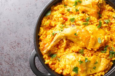 Geleneksel İspanyol yemeği Conejo con arroz pirinçle tavşanın yakın plan resmini masanın üstünde birleştiriyor. Yukarıdan yatay üst görünüm