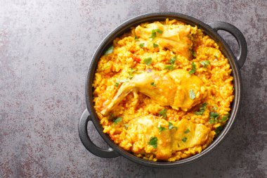 Sebzeli güzel kokulu pirinç ve tavada yakın plan tavşan eti. Yukarıdan yatay üst görünüm