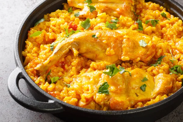 Receita Tradicional Arroz Espanhol Com Coelho Close Uma Frigideira Mesa — Fotografia de Stock