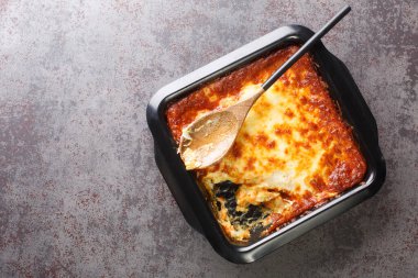 Portekiz güveci Bacalhau espirisi soğanla pişirilmiş lezzetli morina balığı, rendelenmiş havuçlar fırın kabına peynir serpiştirilmiş. Yukarıdan yatay üst görünüm