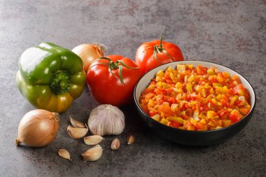 Yaz sebzelerinden taze sofrito sosu masanın üzerindeki kasede yakın plan. yatay