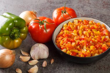 Sofrito taban sosu taze sebzelerden. Masadaki bir kaseye yakın plan. yatay