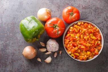 Sofrito taban sosu taze sebzelerden. Masadaki bir kaseye yakın plan. Yukarıdan yatay üst görünüm