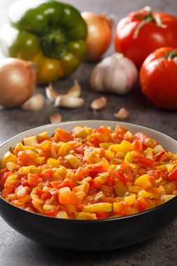 Sofrito yeşil biber, soğan, domates, sarımsak ve diğer baharatların temel sosudur. Dikey