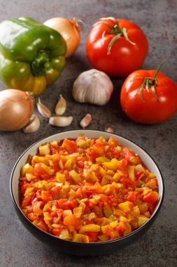 Sofrito sosu çoğunlukla İspanyol, İtalyan ve Karayip yemeklerinde çorbaları ve güveci lezzetlendirmek için kullanılır. Dikey