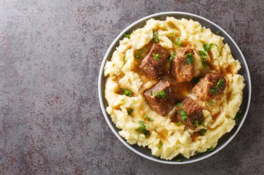 Yunan Sofrito Geleneksel Biftek Tabağı Corfu 'dan patates püresi ve masanın üzerindeki tabağa yakın patates püresi. Yukarıdan yatay üst görünüm