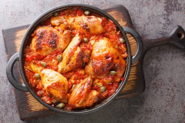 Domates, biber, soğan ve yakın plan sarımsaklı tavukla pişirilmiş Rus usulü tavuk. Yukarıdan yatay üst görünüm