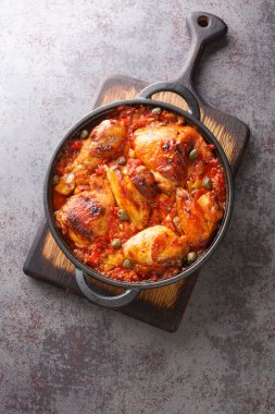 Kızartma tavasında sofrito sebze soslu fırında tavuk. Yukarıdan dikey üst görünüm