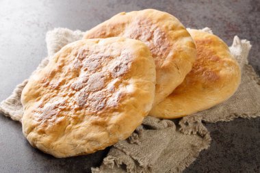 Palyanytsya Ukrayna milli ekmeği masanın üzerinde yakın plan buğday unundan yapılır. yatay