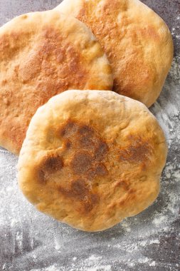 Palyanytsya Ulusal Ukrayna ekmeği masaya yakın çekim. Dikey