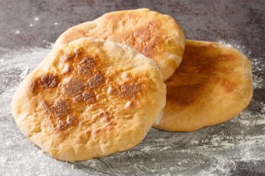 Palyanytsya kokulu Ukrayna ekmeği ve masada çıtır çıtır bir kabuk. Yatay