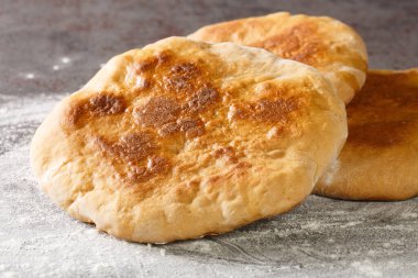 Palyanitsa, masadaki buğday unu ve süte dayalı Ukrayna ekmeğidir. Yatay