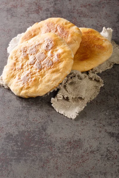 Lezzetli Ukrayna Rustik Ekmeği Palyanytsya Masaya Yakın Plan Dikey — Stok fotoğraf