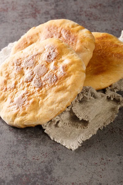 新鲜烘焙的乌克兰人自制的意大利面面包放在桌子上 Vertica — 图库照片