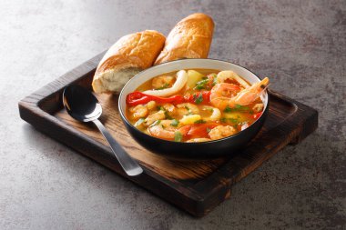 Akdeniz deniz ürünleri güveci. Patates, biber, domates ve soğanlı. Masanın üstünde yakın plan. yatay