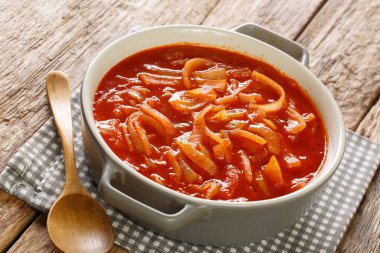 Domatesli, sarımsaklı ve baharatlı nefis soğan yahnisi masanın üstünde. yatay