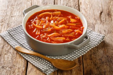 Masada, domatesli, sarımsaklı ve baharatlı ev yapımı soğan sosu var. yatay