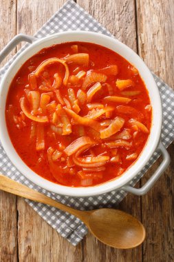 Cebolada, Portekiz soğan yahnisi, soğan sosu ya da macundur ve soğanla birlikte ahşap bir masanın üzerindeki tencerede yakın plan bir malzeme olarak hazırlanır. Yukarıdan dikey üst görünüm