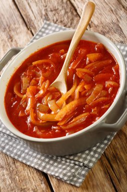 Portekiz soğan sosu Cebolada yakın planda, ahşap bir masada. Dikey